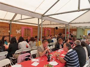 les convives à table